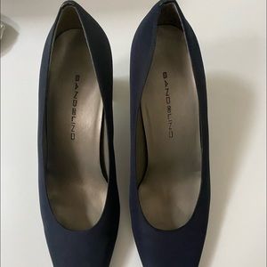 A pair of stunning vintage navy blue Bandolino high heels in perfect condition